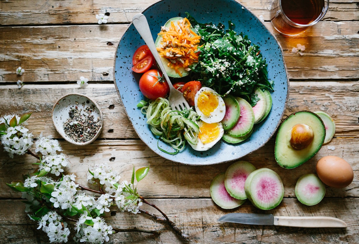 Salad sayuran segar dengan dressing minyak zaitun